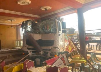 Abomey-Calavi: Freins défaillants, un camion finit sa course dans un bar