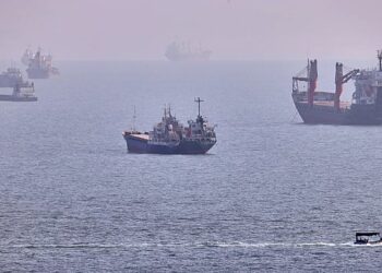 Reprise des hostilités au Moyen-Orient : Frappes américaines sur l’île de Larak, l’Iran riposte