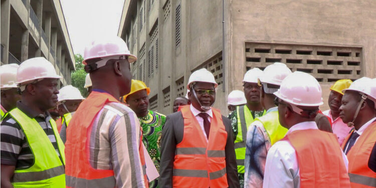 Modernisation des infrastructures scolaires: Le Ministre Clément Kouchadé s’enquiert de l’avancement des travaux au CEG La Verdure