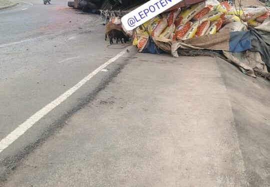 Département des Collines: Deux pneus éclatent, un camion de 700 sacs de riz finit sur le flanc
