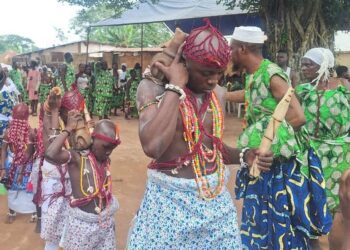 Traditions et spiritualité à Allada: Daah Kponoudoukpo SOKOU SOYÕNON fait vibrer Sokou-Denou des rites de Hêviosso