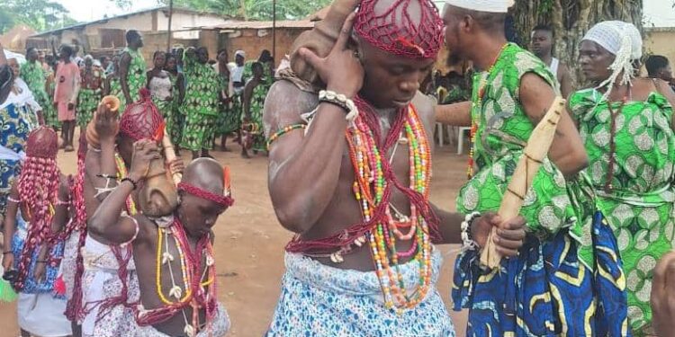 Traditions et spiritualité à Allada: Daah Kponoudoukpo SOKOU SOYÕNON fait vibrer Sokou-Denou des rites de Hêviosso