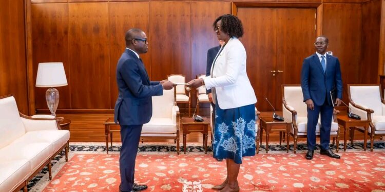 Renforcement des relations entre le Bénin et le Canada : S.E. Evelyne Dabiré présente ses lettres de créance au chef de l’Etat