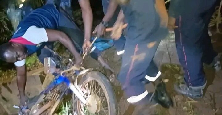 Sauvetage in extremis dans la commune de Toffo: Un menuisier de 50ans tombe avec sa moto et un cabri dans un WC profond à Houègbo