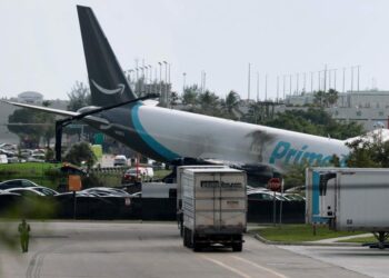 Accident dans un aéroport aux États-Unis: Un avion-cargo termine sa course hors piste et fait cinq morts à Miami