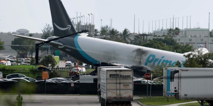 Accident dans un aéroport aux États-Unis: Un avion-cargo termine sa course hors piste et fait cinq morts à Miami