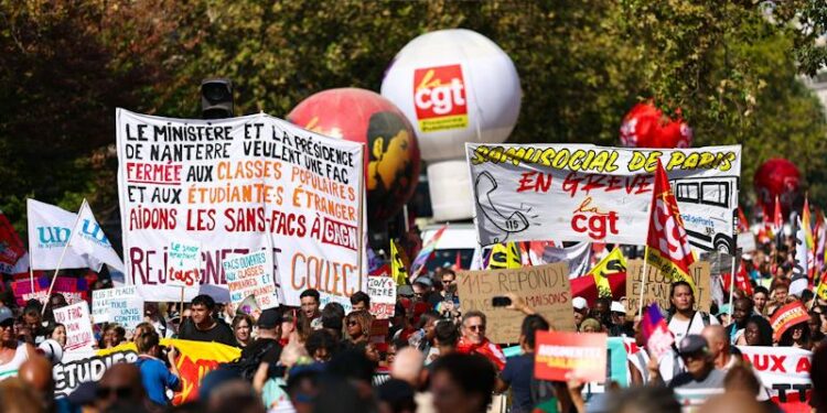 Mobilisation dans la fonction publique en France: plus de 200.000 agents publics dans la rue contre le gel des salaires