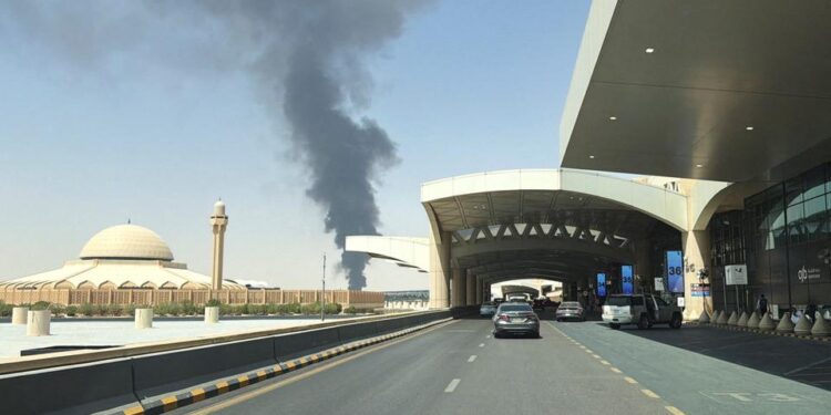Arabie Saoudite: Des explosions près de l’aéroport de Riyad, le trafic aérien perturbé