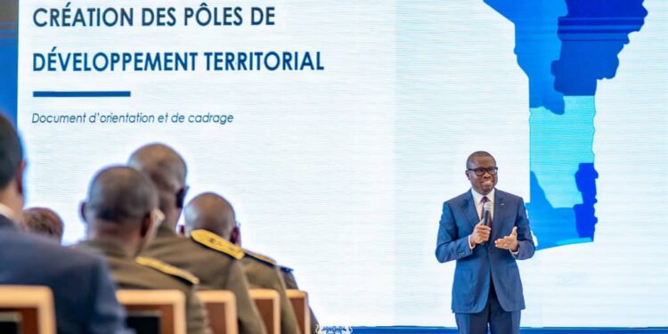 Découpage territorial : les six nouveaux pôles de développement présentés à Romuald Wadagni