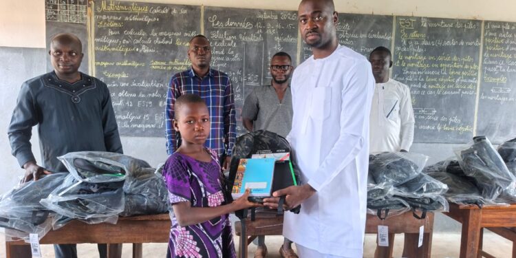 Lutte contre le décrochage scolaire dans le Couffo: Moubarak Soumanou vole au secours des écoliers orphelins de la commune de Lalo