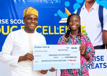 Remise des prix aux lauréats du Programme de bourses scolaires Éduc Excellence : SanlamAllianz Bénin Assurances Vie célèbre les trois premiers aux examens nationaux