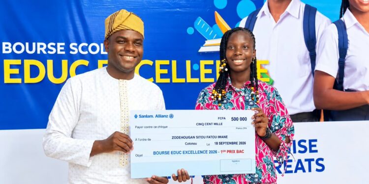 Remise des prix aux lauréats du Programme de bourses scolaires Éduc Excellence : SanlamAllianz Bénin Assurances Vie célèbre les trois premiers aux examens nationaux