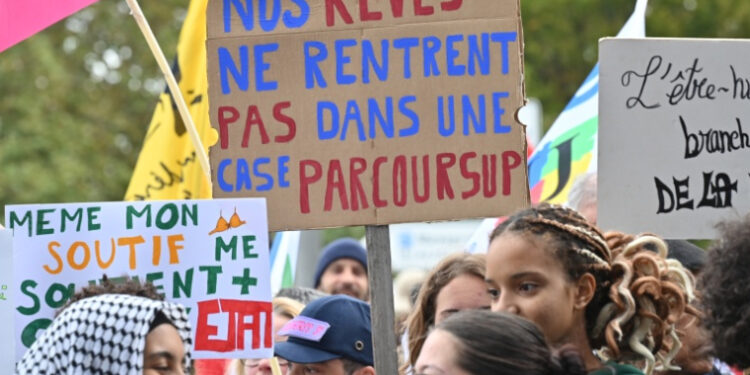 Mobilisation lycéenne en France : Le gouvernement prépare des mesures pour apaiser la colère des jeunes