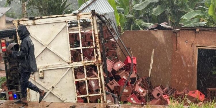 Grave accident à Toffo : un camion rempli de produits SOBEBRA termine sa course dans une boutique devant la mairie