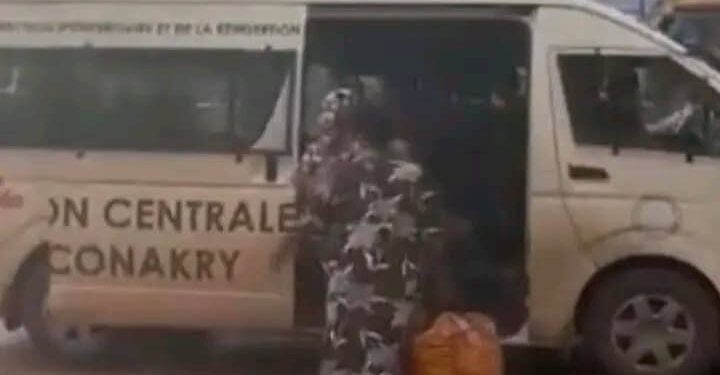 Guinée Conakry: Un gardien de prison suspendu pour avoir transporté des civils à bord d’un véhicule pénitentiaire