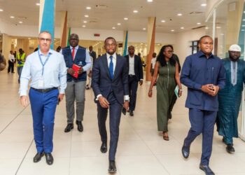 Prévention d’Ebola au Bénin : Benjamin Hounkpatin inspecte le dispositif sanitaire à l’aéroport de Cotonou