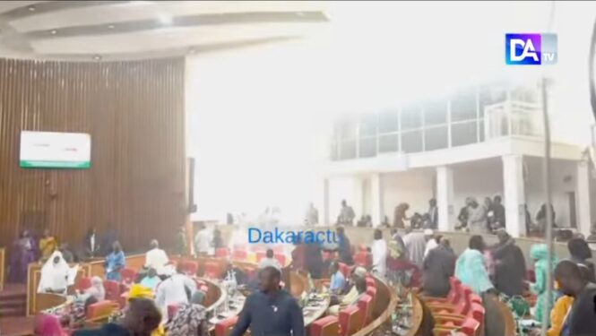 Sénégal: Un dégagement de fumée provoque l’évacuation de l’hémicycle en pleine séance budgétaire